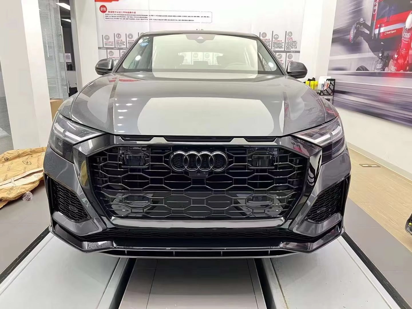 Body Kits RSQ8 Style Front Grille for Audi Q8 2019 4MN