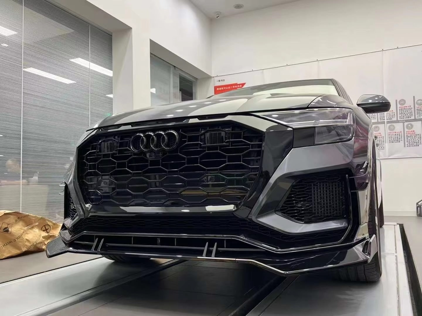 Body Kits RSQ8 Style Front Grille for Audi Q8 2019 4MN